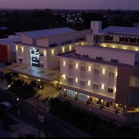 Grand Vilia Hotel Langgur Buitenkant foto